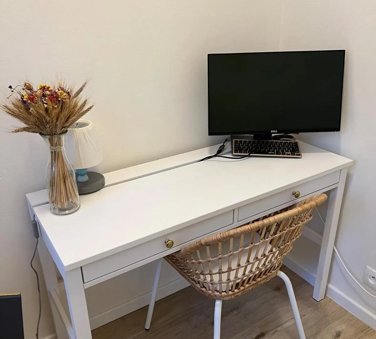Stylish 1 Bedroom Plus Office At Amazing Location Prague