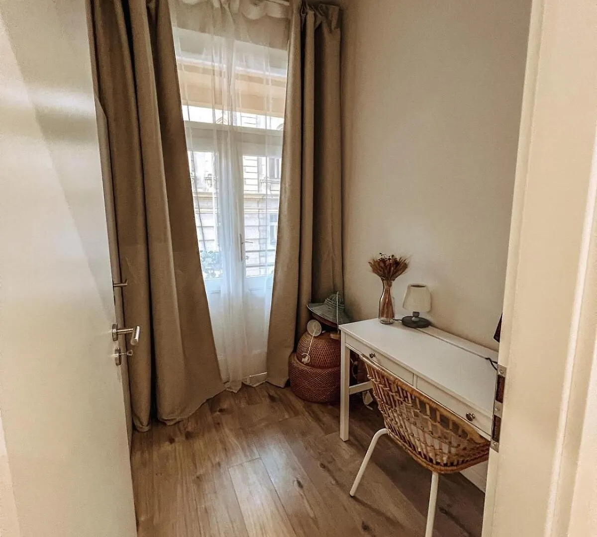 Stylish 1 Bedroom Plus Office At Amazing Location Prague