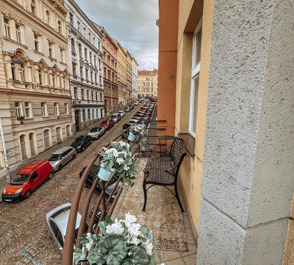 Stylish 1 Bedroom Plus Office At Amazing Location Prague Apartment